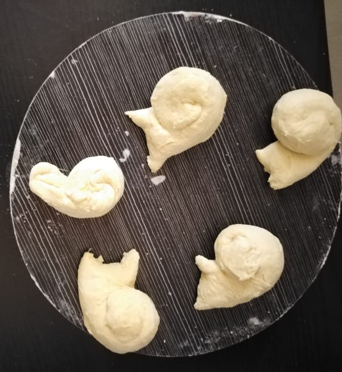 Squeeze the rope-like dough so that it is thin and elongated. Take one end and roll to form a ball. Cut it once you achieve your desired size.