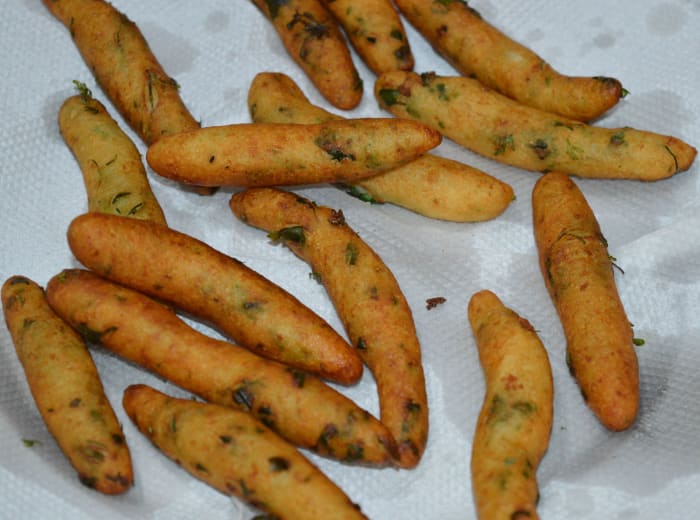 Make such shapes continuously and put them in oil. Turn them occasionally to ensure uniform frying. Remove the ones that are crunchy and golden brown. Place them on an absorbent paper.
