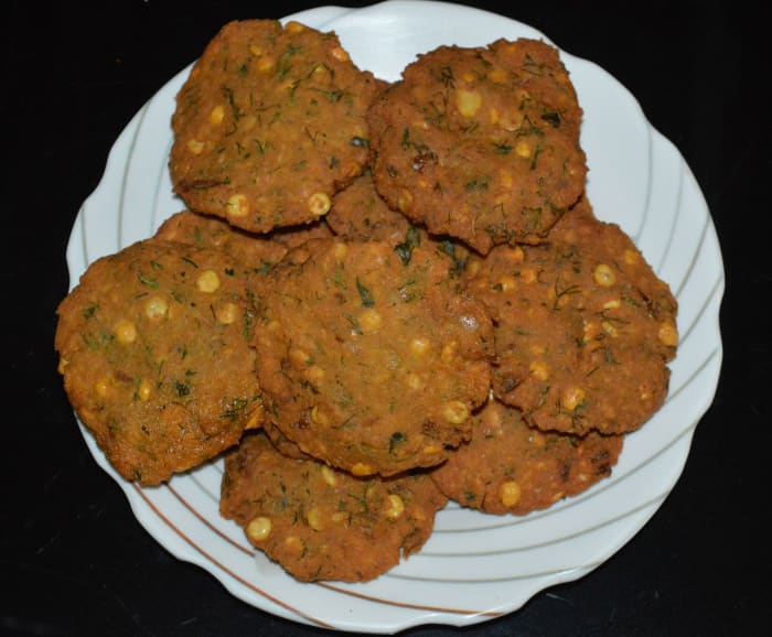 The masala vada (ambode) are ready to serve! Serve them hot with tea or coffee. Enjoy the taste! They are crispy on the outside and soft on the inside.
