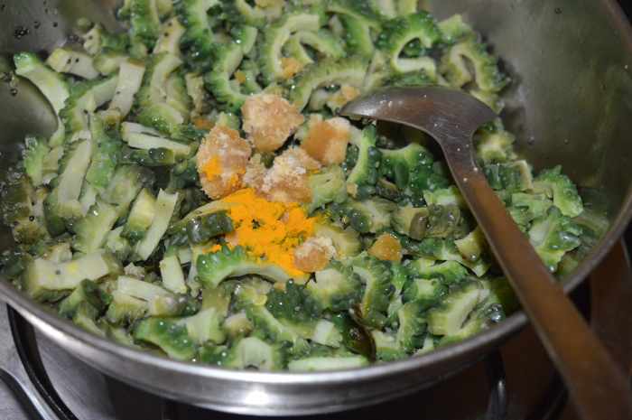 Step 3: Heat 2 teaspoons of oil in a deep-bottomed pan. Throw in the mustard seeds. Allow them to crackle. Add a few curry leaves. Saute for 10 seconds. Add turmeric powder, jaggery powder, and salt.