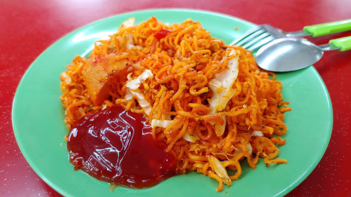 There are different ways of preparing mee goreng. Shown here is “maggi” mee goreng, fried using instant noodles.