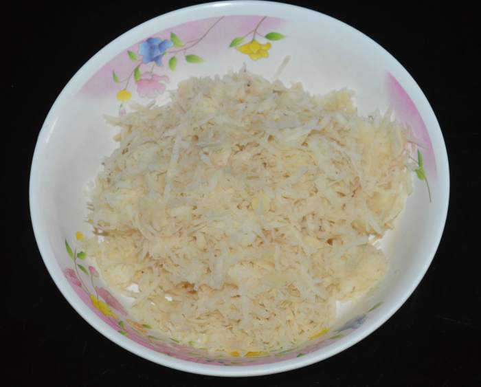 Step one: Wash, peel, and grate the potatoes. Rinse with water to remove the sticky substance. Squeeze the gratings to remove excess water.