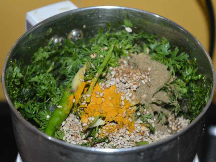 Step two: Make a paste of onion, coriander leaves, green chilies, roasted sesame seeds, ginger, turmeric powder, garam masala powder, cumin, coriander seeds, sugar, and lemon juice as per instructions.
