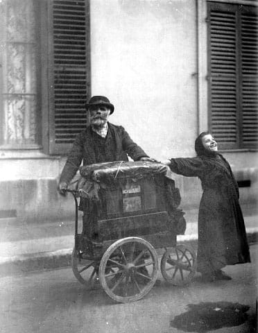 Hurdy Gurdy and Singer - Full of joy!