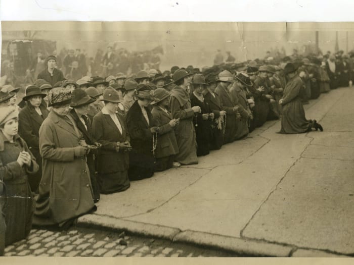 A large crowd of men, women and children praying for Kevin Barry outside Mountjoy Jail.in 1920