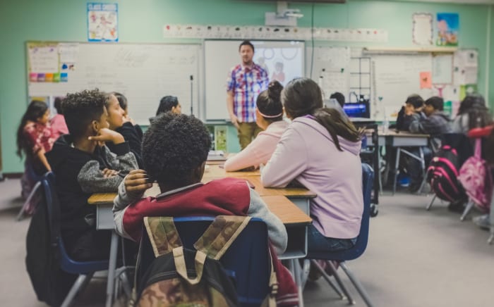 De grootte van de klas en de demografische gegevens van de leerlingenpopulatie zijn belangrijke factoren bij de keuze tussen lesgeven op een openbare of privéschool.