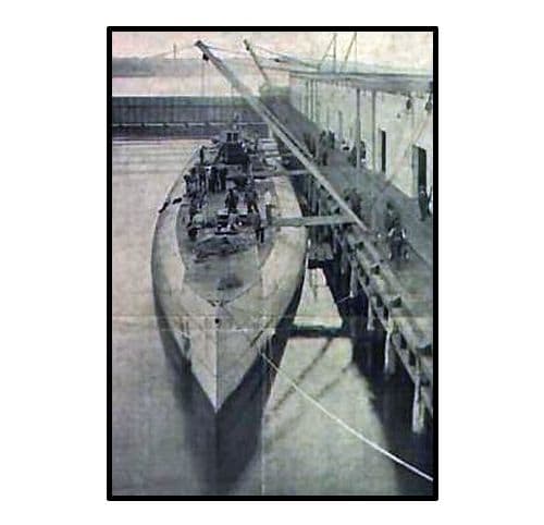 WW1: The German merchant submarine Deutschland, loading/unloading cargo in New London, USA, 1916, after having slipped through the British blockade of the German ports. An example of one of the two only merchant submarines ever built.