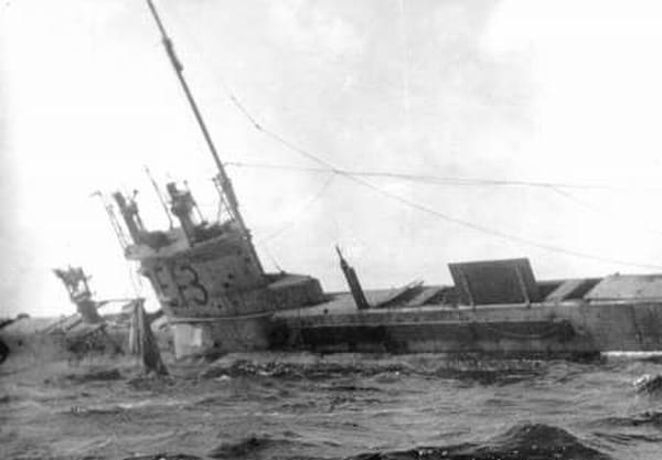 WW1: British submarine E-13 aground in Oresound (between Sweden and Denmark) before being attacked by German torpedo boats. 1915