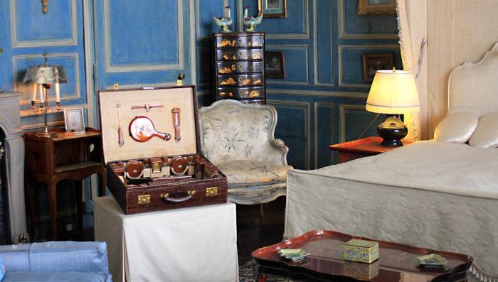 Once part of the royal quarters in the Gloriette, this room became a bedroom in 1822, and later served as Lady Baillie's bedroom. The crocodile skin travelling case and many other objects are authentic possessions of Lady Baillie