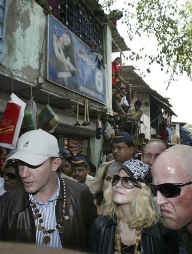Madonna with her beau (left) and Shantaram author Roberts (right) in the Mumbai slums.