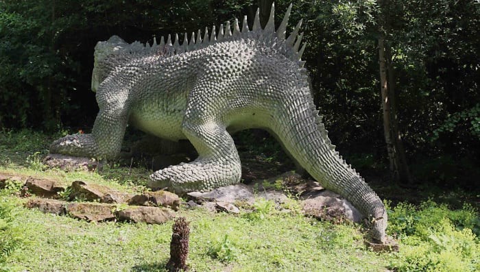 It is suggested that Hylaeosaurus was deliberately positioned facing away from the public to partially conceal the head, the shape of which was uncertain