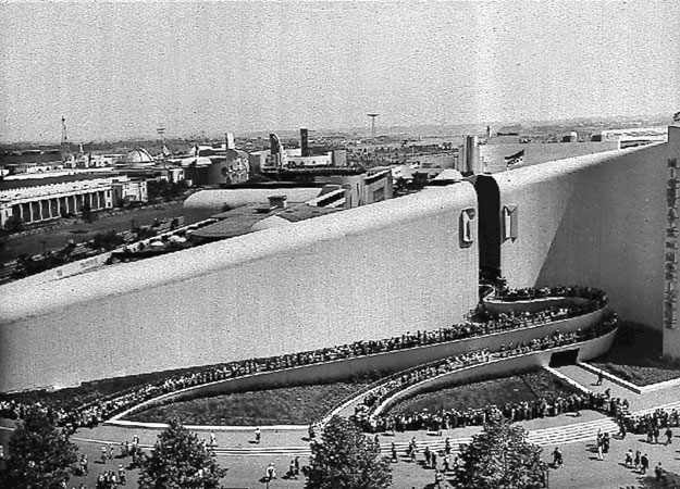 The most popular attraction at the fair was the Futurama Pavilion. If you look way off in the background you can see the Parachute Jump marking where the amusement section was.