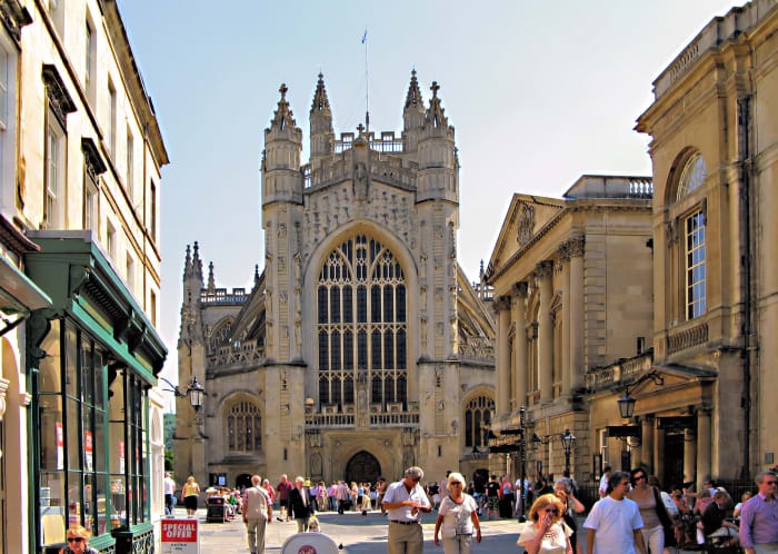 Bath Abbey; the Roman Baths are on the immediate right of the abbey and the Pump Room is next to the baths