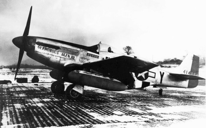 P-51D Glamorous Glen III, is the aircraft in which Chuck Yeager achieved most of his 12.5 kills, including two Me 262s – shown here with twin 108-gallon (409-l) drop tanks fitted.