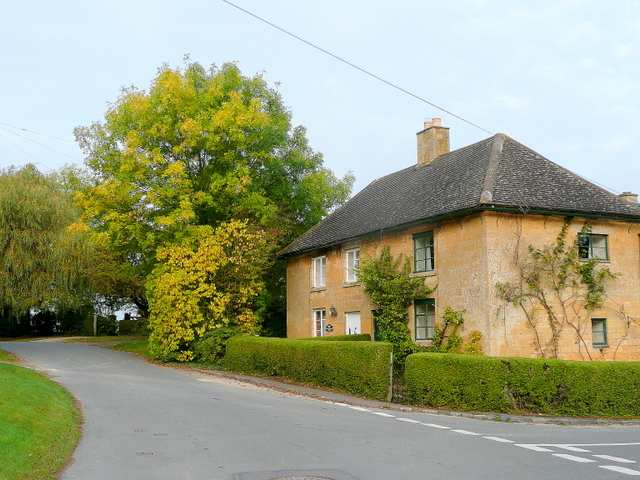 https://commons.wikimedia.org/wiki/File:Laverton,_a_small_Cotswold_village_2_-_geograph.org.uk_-_1535951.jpg#/media/File:Laverton,_a_small_Cotswold_village_2_-_geograph.org.uk_-_1535951.jpg