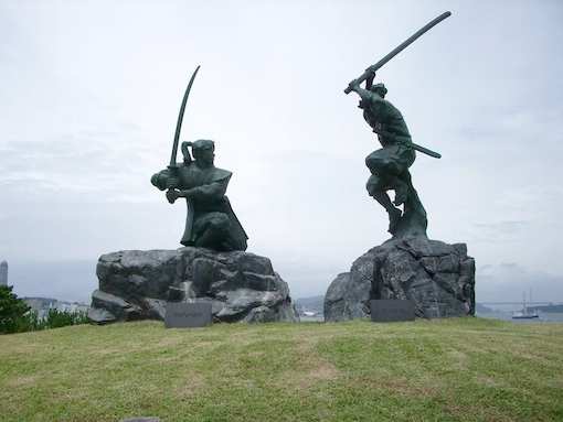 Unlike Bruce Lee, Miyamoto Musashi always had no qualms about fighting dirty to win. If he felt the challenger had an advantage, would use the proper weapon to nullify it.