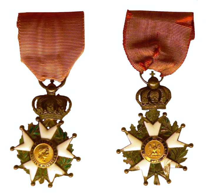 Late Empire Légionnaire insignia: the front features Napoleon's profile and the rear, the imperial Eagle. An imperial crown joins the cross and the ribbon.