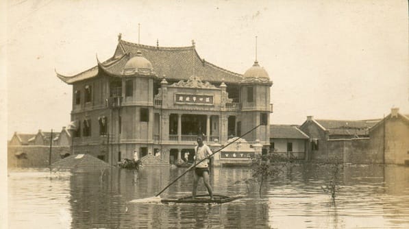 Inundación de China Central de 1931. Obsérvese el edificio del gobierno bajo el agua en el fondo.