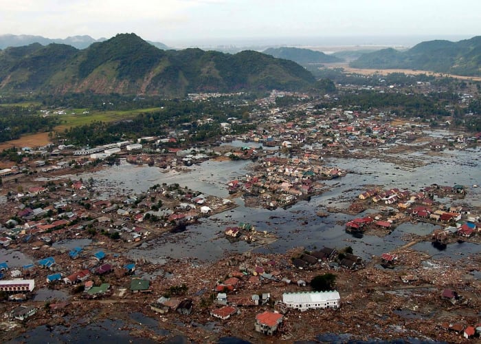 2004 Aardbeving en tsunami in de Indische Oceaan. Let op de extreme overstromingen veroorzaakt door de grote golven.