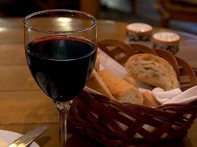 "Diciamo pane al pane e vino al vino" translates to "let's say bread for bread and wine for wine" and basically means: let’s do some straight talking and say it as it is.