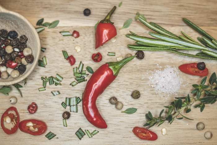 " È tutto pepe!" translates to "he is all pepper!" and means that a person is full of life, has a vibrant personality and is good to be around.