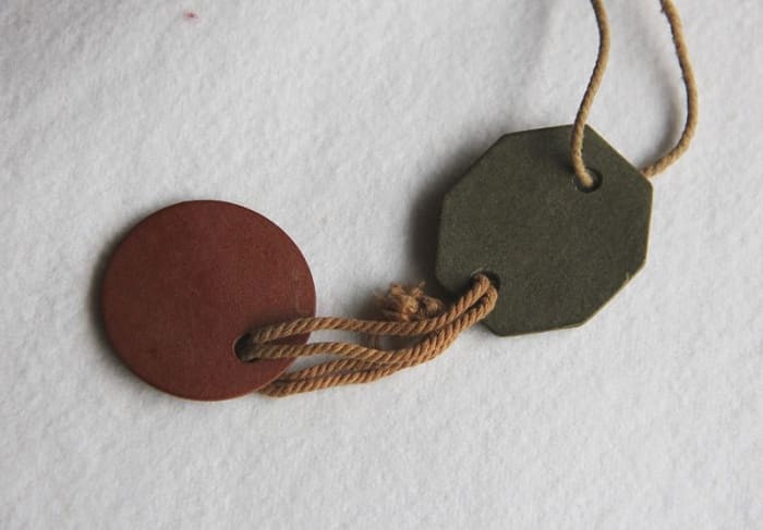 Reverse of British identity discs like the type used in the First World War. They were made of pressed red and green fiber. The red round disc would be removed from the corpse. Soldiers called it a cold meat ticket.