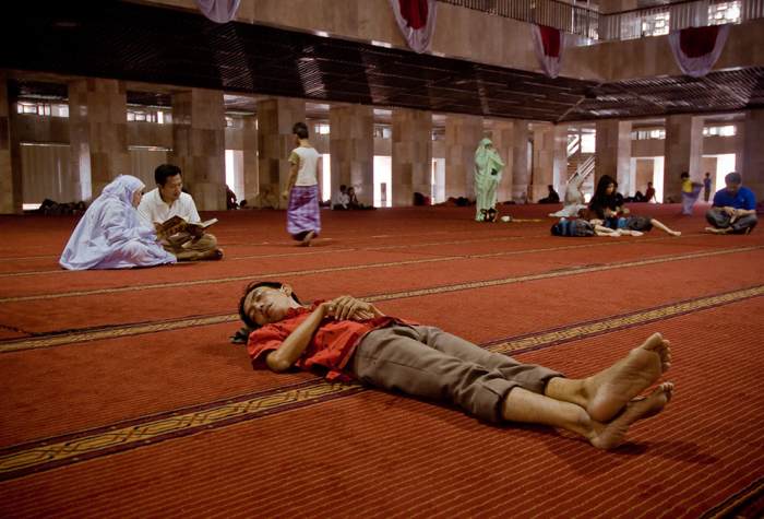Keep in mind that itikaf is not a time to catch up on sleep or to socialize. As it is said: "Prayer is better than sleep." Prayer and other acts of worship should be your main priority, so keep sleeping to short naps.