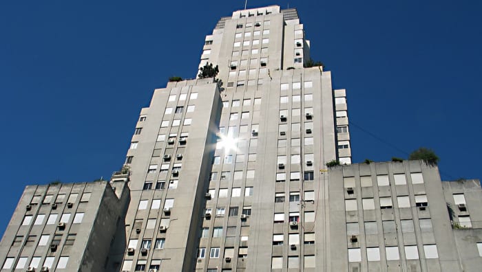 The Kavanagh Building - tall enough, wide enough, and located in just the right spot, to make it impossible for an aristocratic family to see their church!