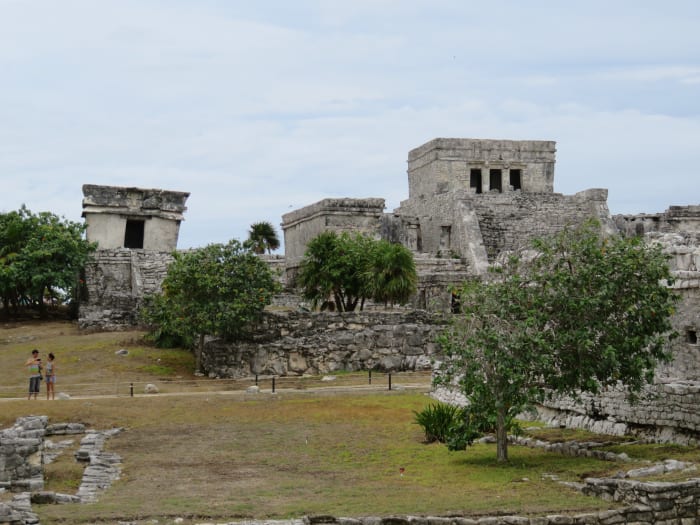 The building on the right is the main temple. The smaller building on the left is the Temple of the Descending God. In front of them is the inner wall.