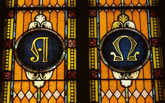 Alfa e omega raffigurate nelle vetrate della chiesa cattolica Santa Maria.