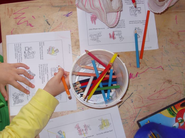 Use drawings and colouring page sheets to introduce new words in English language to preschool second language learners