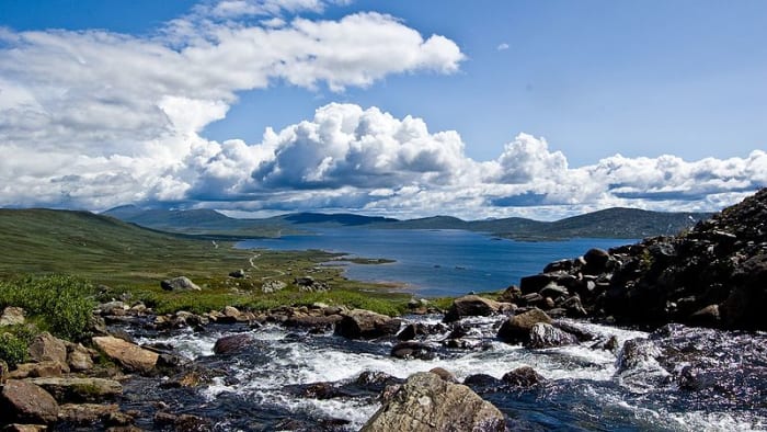 El parque de Jotunheimen es famoso por el senderismo y la pesca.