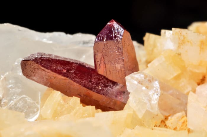 Cinnabar, quartz, en dolomiet
