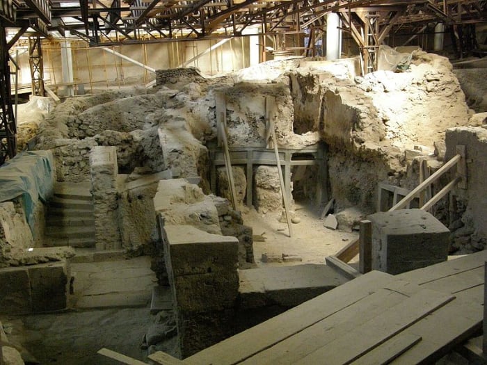 One ruined house in the Minoan city of Akrotiri that was buried by the eruption. (Photographer retains copyright but allows use with attribution.)