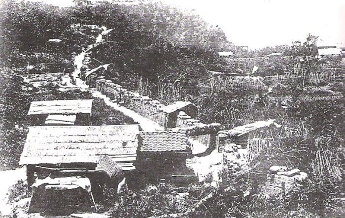 The Imperial Army surrounded the samurai and built many fortifications designed to keep them from escaping.
