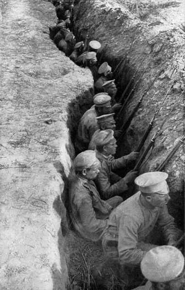 WW1: Russian troops in a rear-guard trench awaiting a German attack on the Eastern Front.