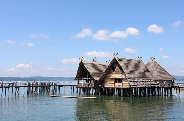 A Venezia, i tronchi d'albero piantati nella laguna formano una base di palafitte per edifici in muratura.