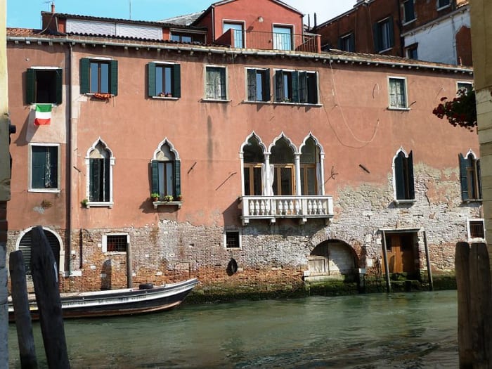 L'acqua salata del mare che si alza con le alte maree corrode lentamente i muri di mattoni.