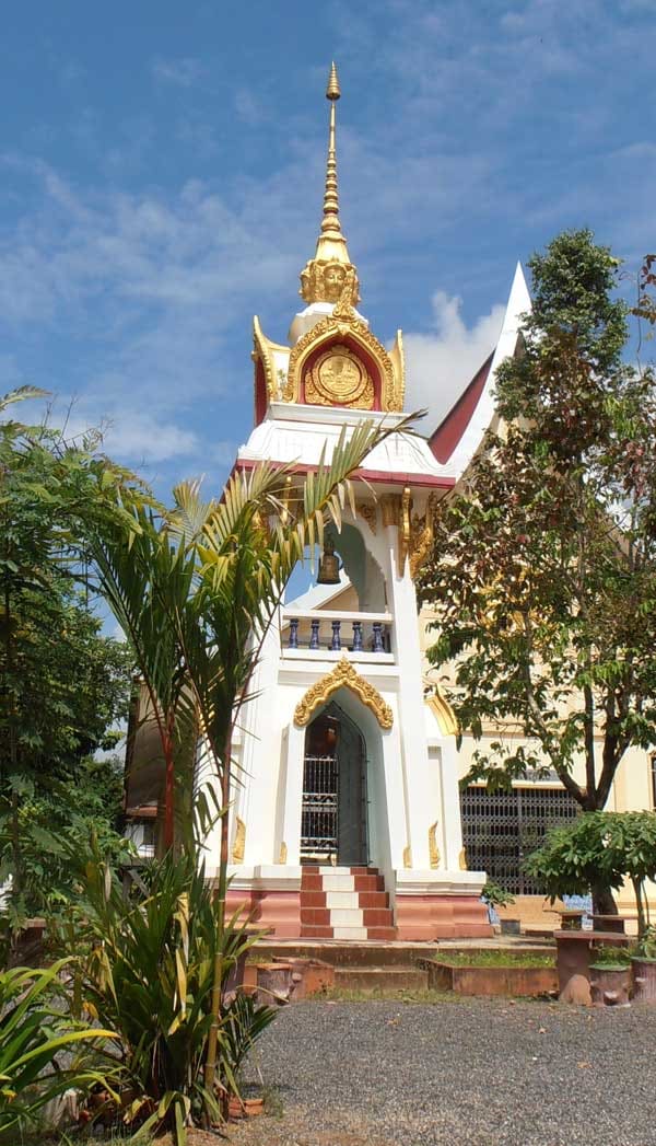 Ung läppstiftspalm utanför ett tempel i Thailand