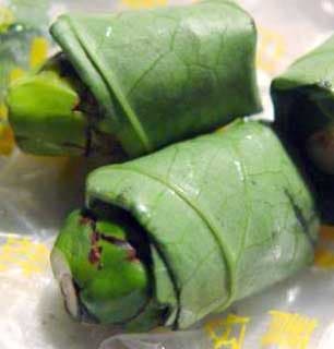 Noz de Betel preparada num mercado chinês. O fruto seco da palmeira Areca é envolto em folha de betel.