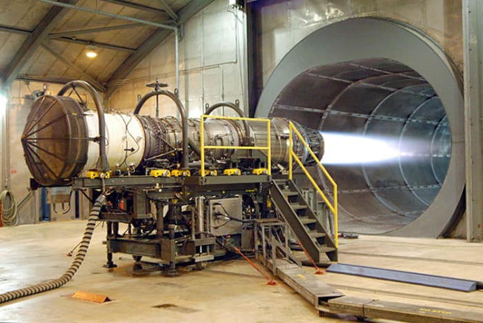 A Pratt & Whitney turbofan engine as used on the F15 fighter jet. This engine develops a thrust of 130 kN (equivalent to a weight of 13 tonnes)