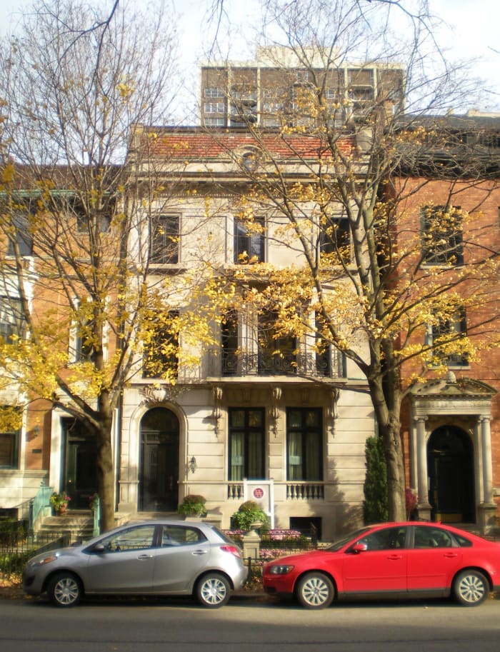 The J. Lewis Cochran House (1897) at 1521 N. State Parkway in Chicago's Gold Coast neighborhood.