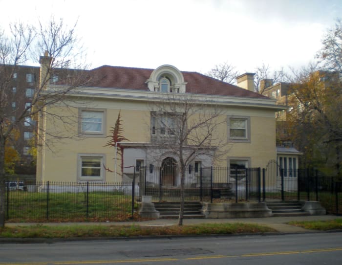 The Harry M. Stevenson House (1909) at 5940 N. Sheridan Road in the Edgewater neighborhood.