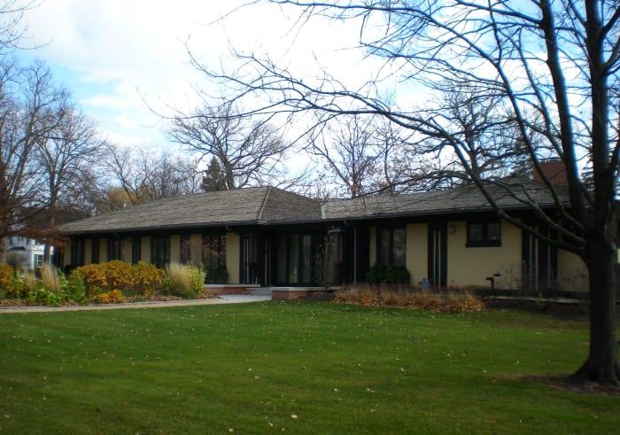 The Kenilworth Club (1907) at 410 Kenilworth Avenue. The club serves as the community center for the Village of Kenilworth.