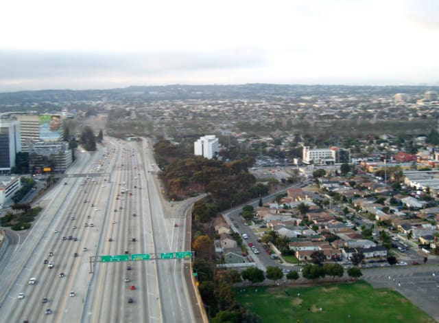 Traffic dries the air, roads and cities block groundwater replenishment - Los Angeles.
