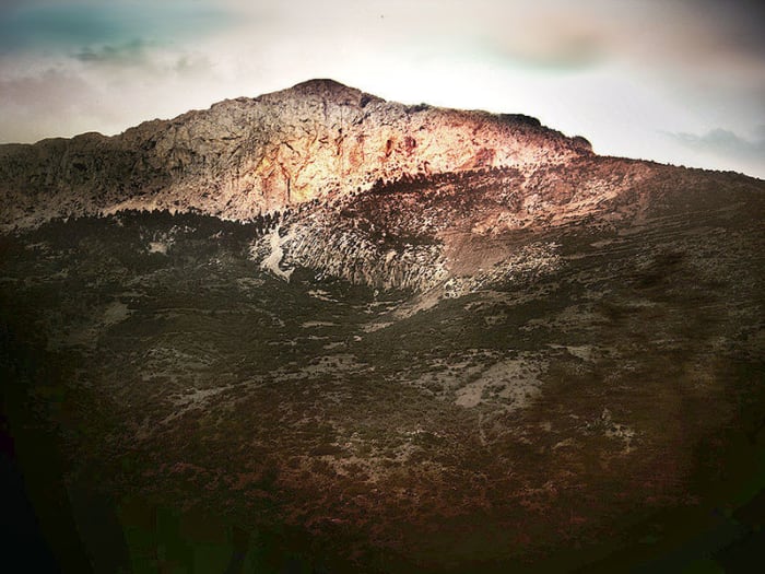 Fotografía del Monte Parnaso en Grecia, donde Deucalión y Pirra llegaron a tierra.