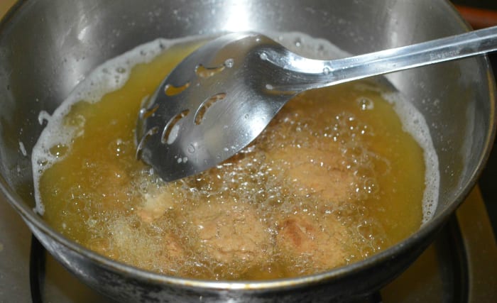 Step two: Deep-fry the patties in medium-hot oil until they become crispy both inside and outside. While frying, one or two patties may break. Fry them as is and collect with the other fried patties. Spread them out on an absorbent paper towel.