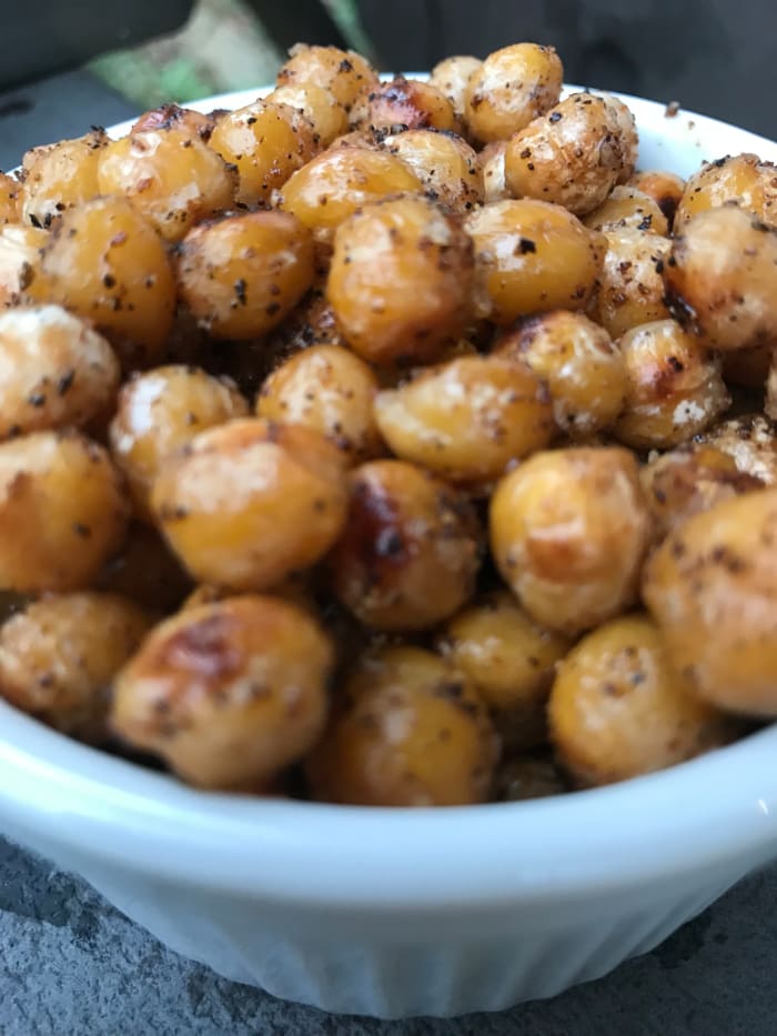 A perfect little snack you'll feel good about, and which is good for you! Crispy rosemary chickpeas are everything you should be eating. Try them straight or in a salad - you'll be hooked.