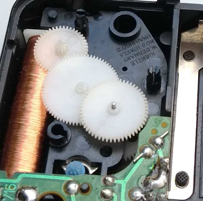 Inside the clock, an electromagnet moves the little blue magnetic rotor half a turn every second. This turns the other gears.