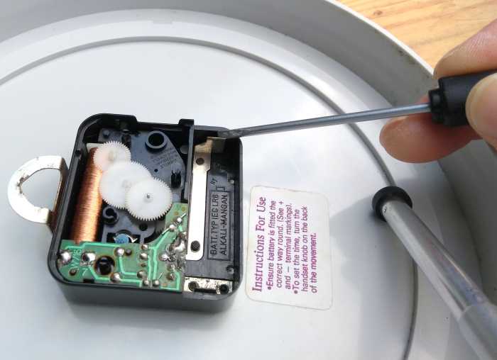 Try slightly bending the springy terminals if they don't make contact. Don't overbend.